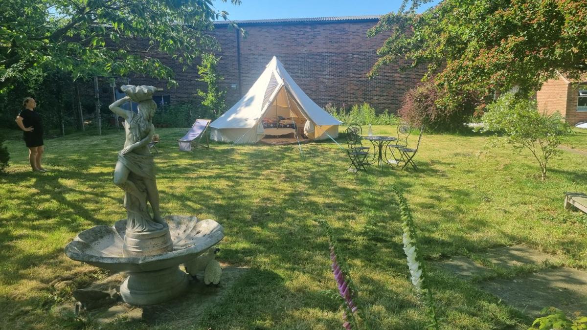 Stargazer bell tent secret garden glamping - Housity