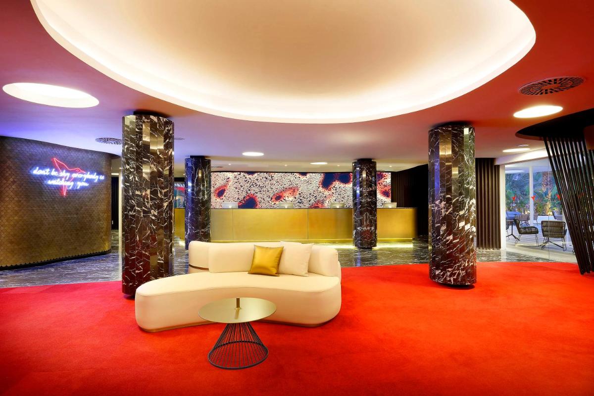 Zona de estar de The Unexpected Ibiza Hotel - Ushuaïa Club entrance included