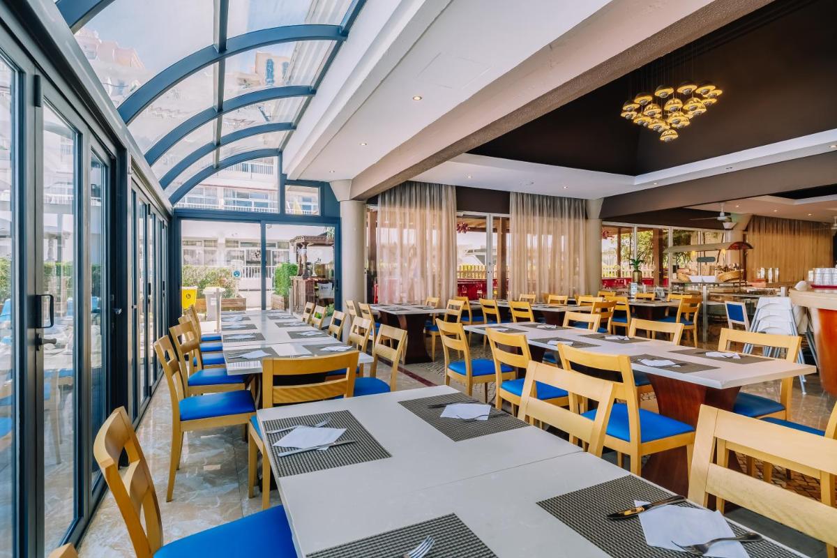 Um restaurante ou outro lugar para comer em Muthu Clube Praia da Oura