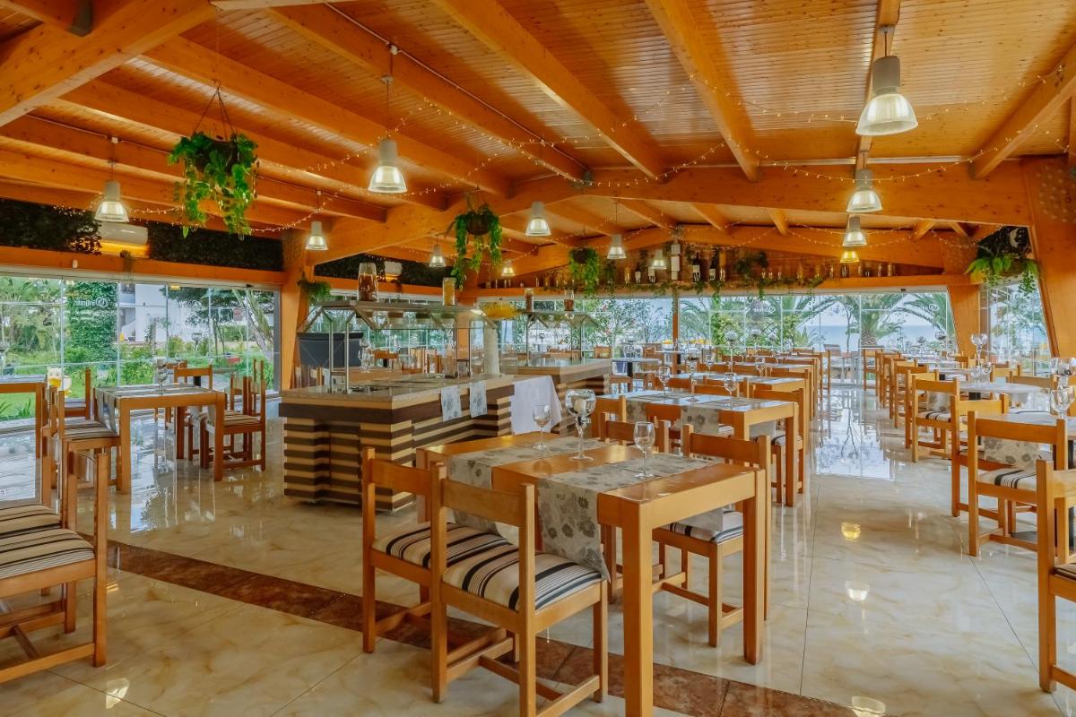 Um restaurante ou outro lugar para comer em Muthu Clube Praia da Oura