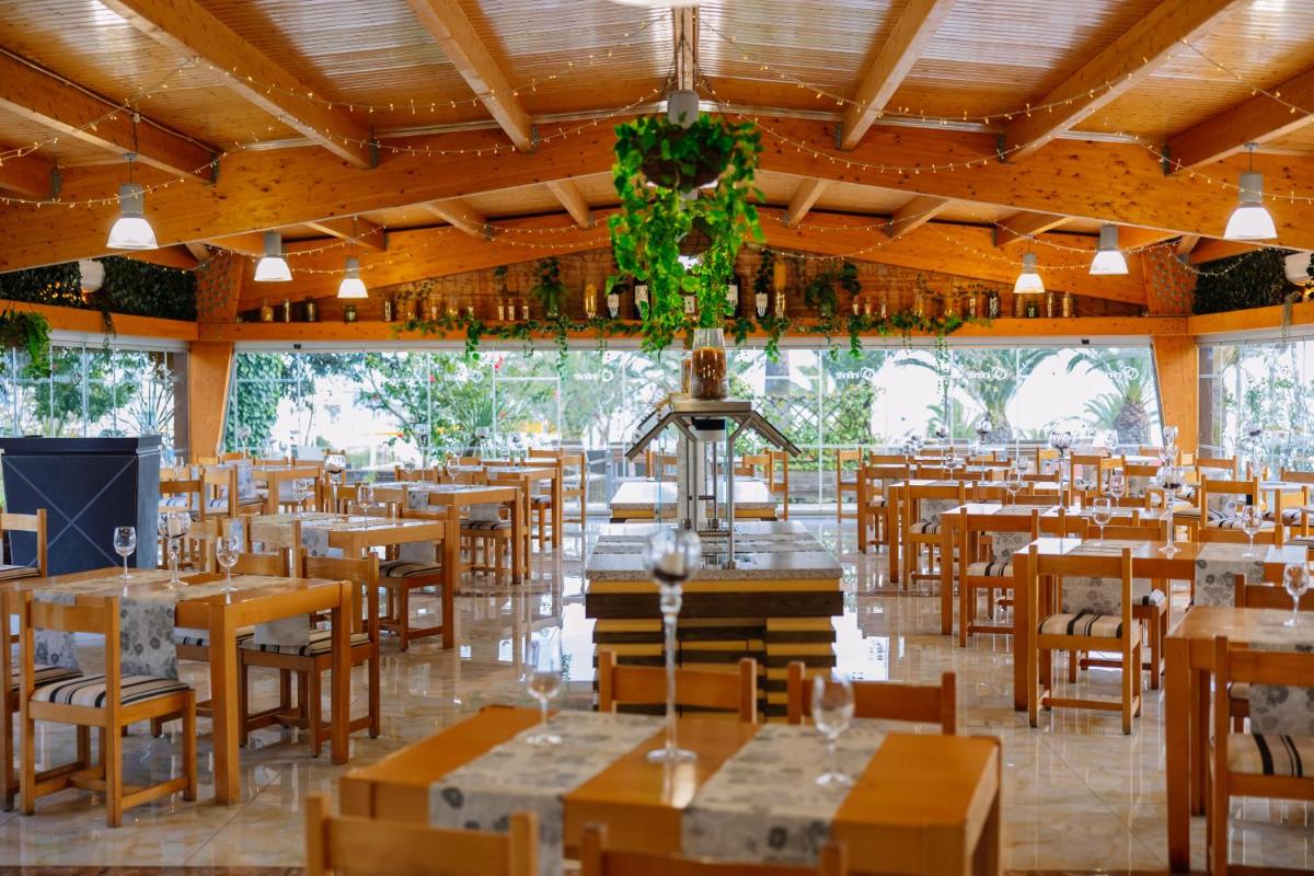 Um restaurante ou outro lugar para comer em Muthu Clube Praia da Oura