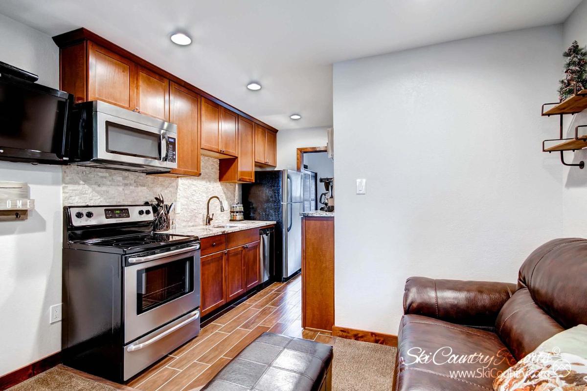 Charming Unit with Updates, A Stylish and Modern Haven Steps from Town PM5A - Housity