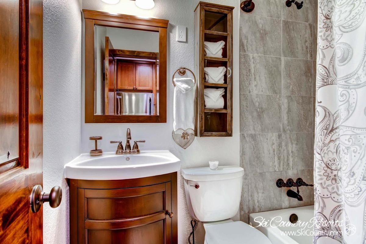 Charming Unit with Updates, A Stylish and Modern Haven Steps from Town PM5A - Housity