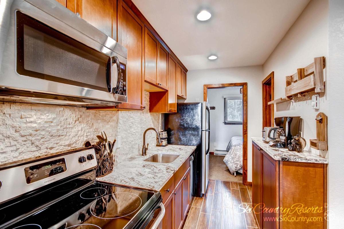 Charming Unit with Updates, A Stylish and Modern Haven Steps from Town PM5A - Housity