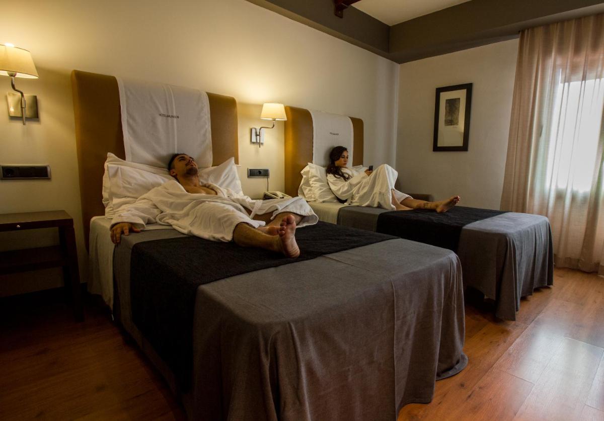 Cama o camas de una habitación en Hotel Spa Balfagon