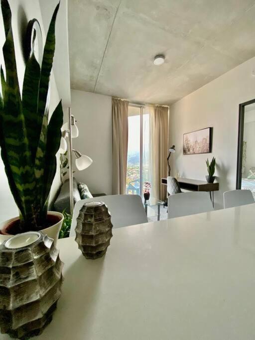 Cozy & Modern - Near the Airport - Housity