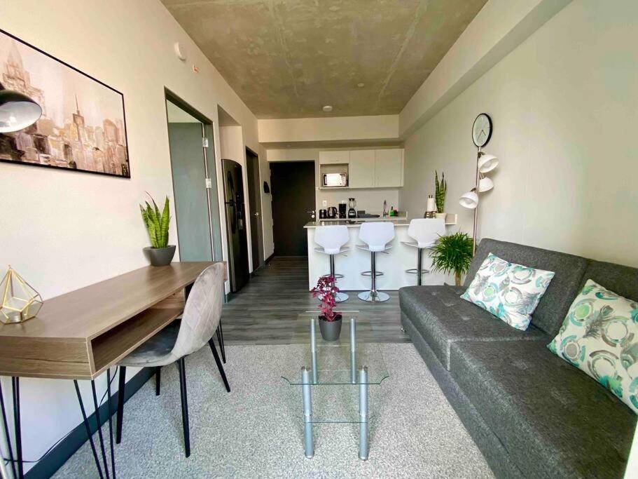 Cozy & Modern - Near the Airport - Housity