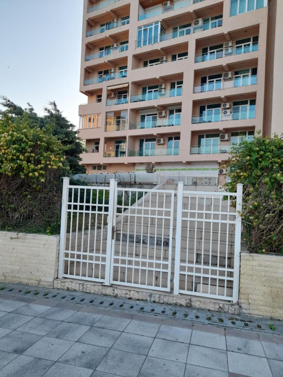 Apolonia Cata si Miha - Housity