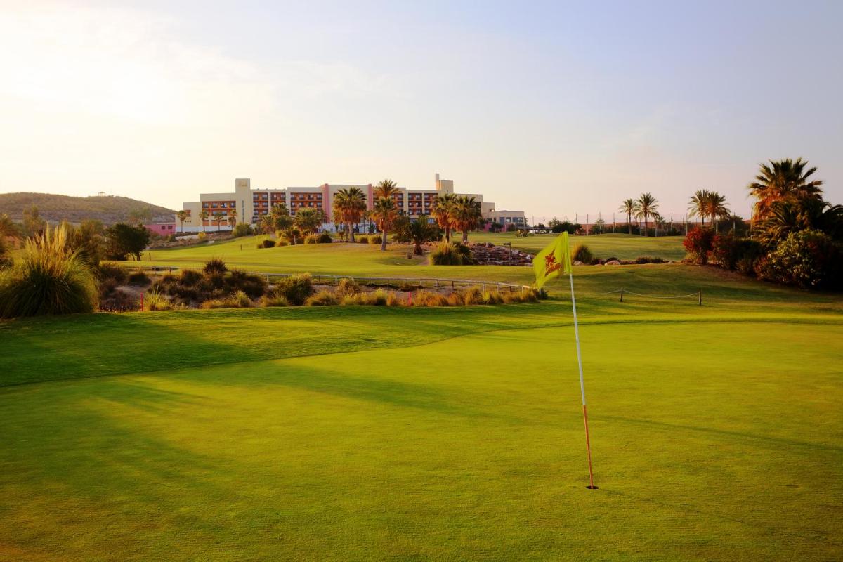 Una vista de un campo de golf con un green en Hotel Valle del Este, en Vera