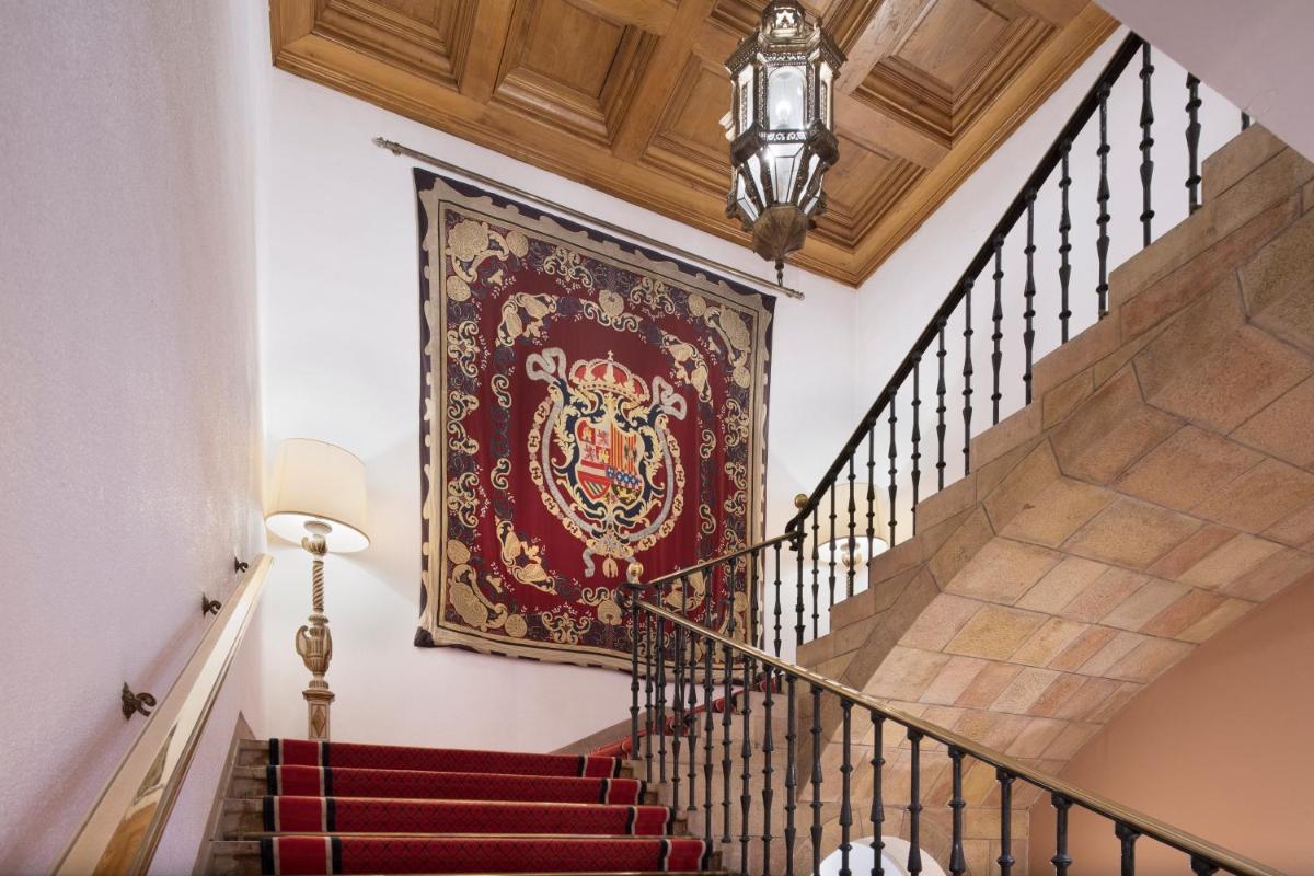 escalera con alfombra en la pared y escalera con alfombra roja en Eurostars Hotel de la Reconquista, en Oviedo