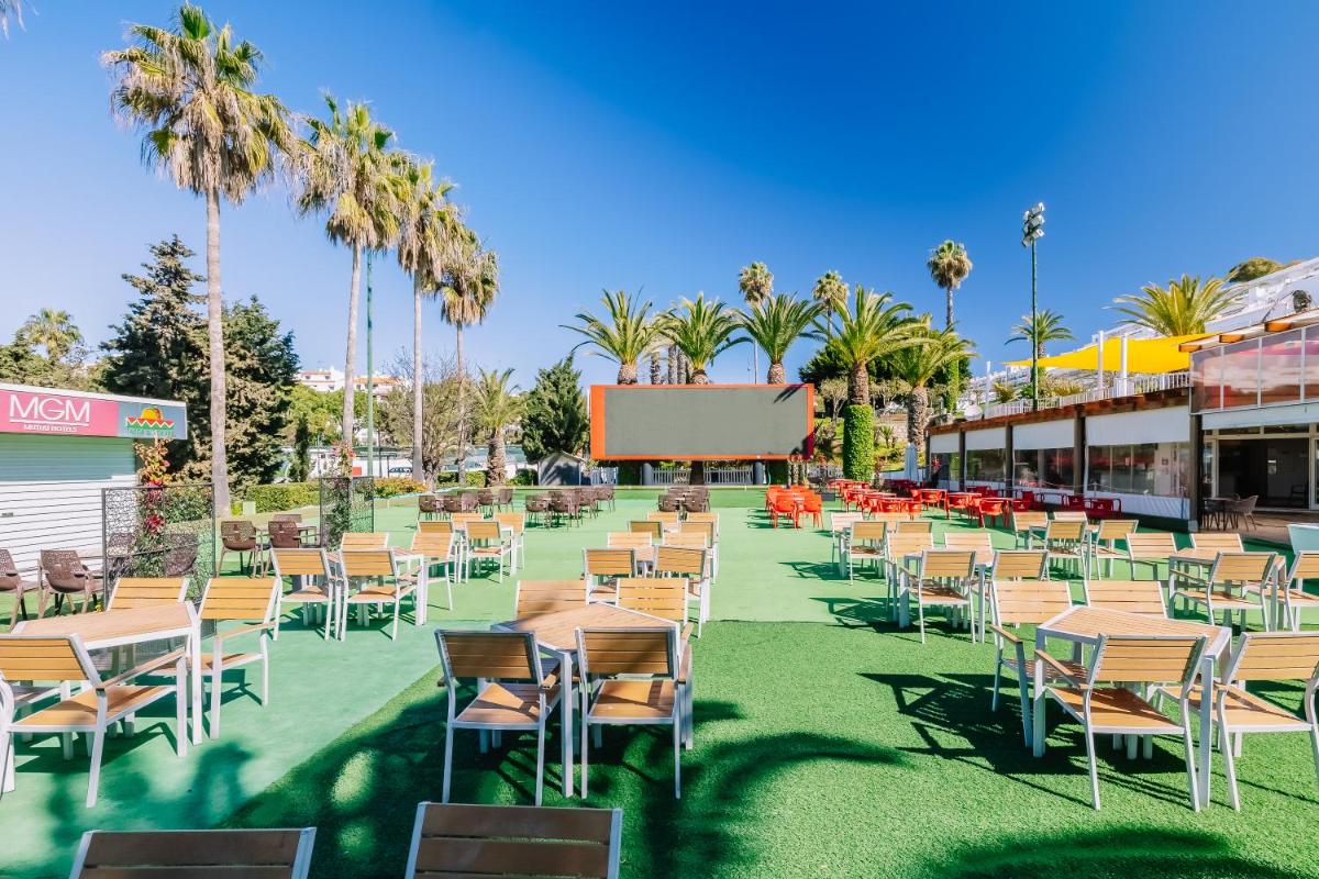 Um restaurante ou outro lugar para comer em Muthu Clube Praia da Oura