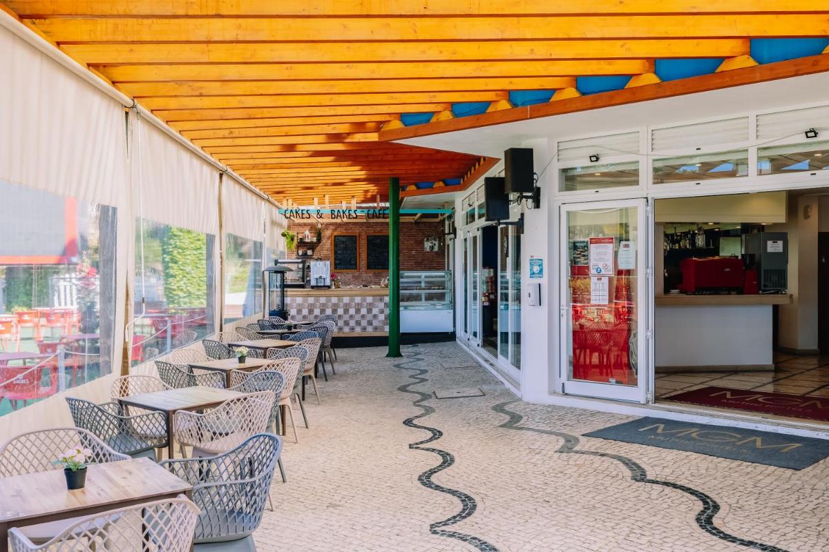 Um restaurante ou outro lugar para comer em Muthu Clube Praia da Oura