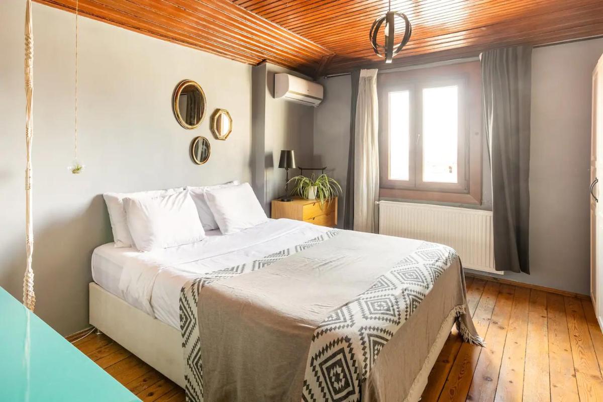 Cosy roof flat on 5th floor with Bosphorus view - Housity
