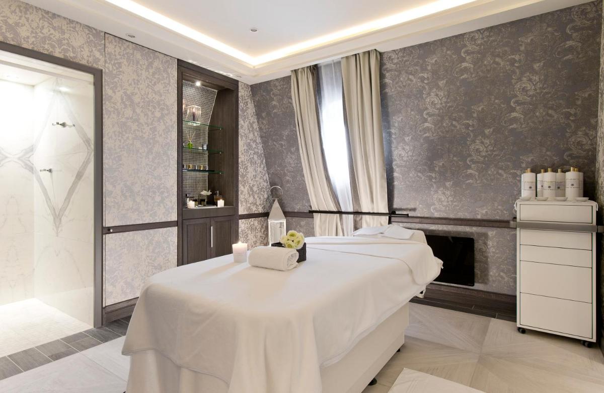 - une salle de spa avec 2 lits et une cheminée dans l'établissement Le Grand Hotel de Cabourg - MGallery Collection, à Cabourg - une salle de spa avec 2 lits et une cheminée dans l'établissement Le Grand Hotel de Cabourg - MGallery Collection, à Cabourg