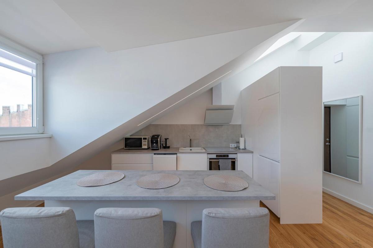 White 1 BD Old Town Apartment by Hostlovers - Housity