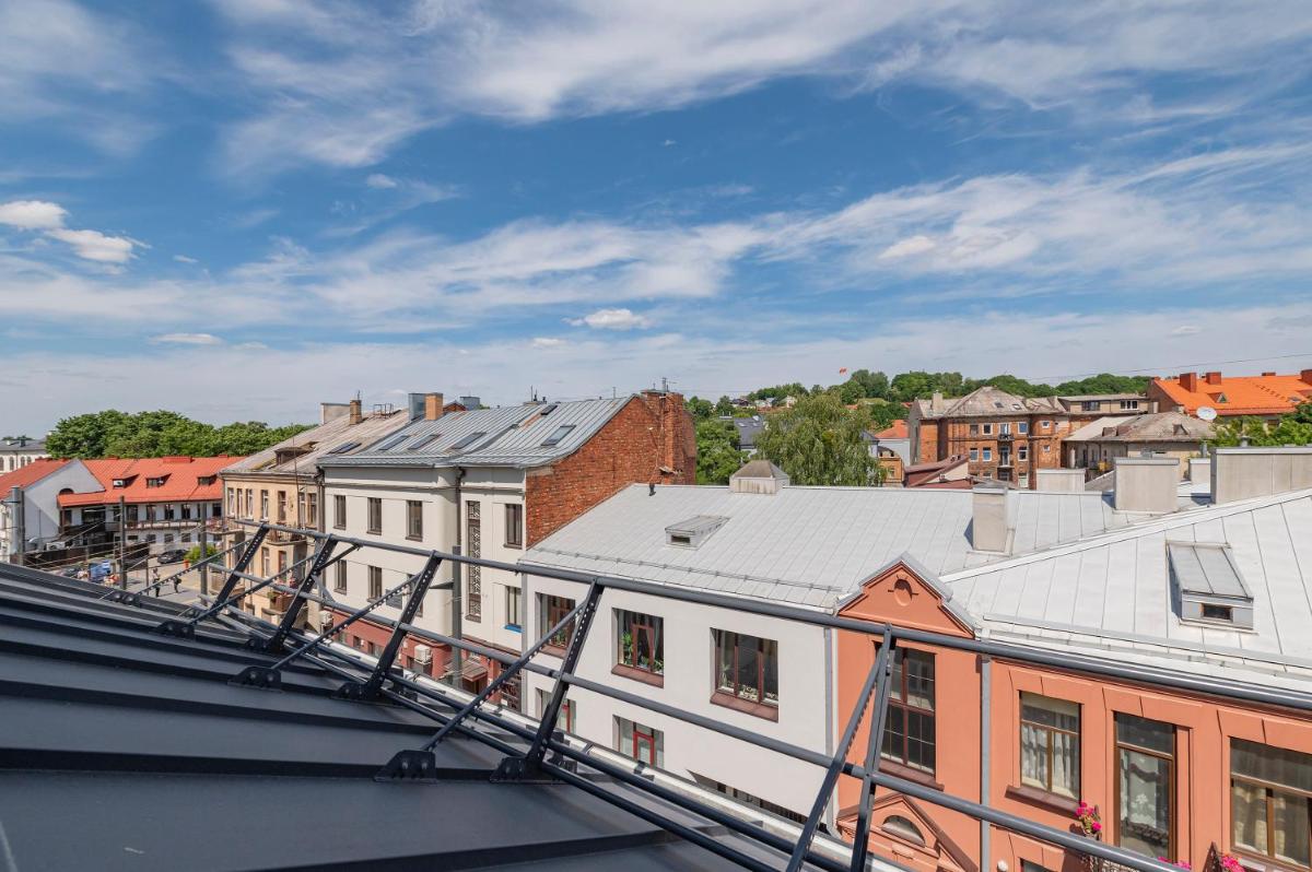 White 1 BD Old Town Apartment by Hostlovers - Housity