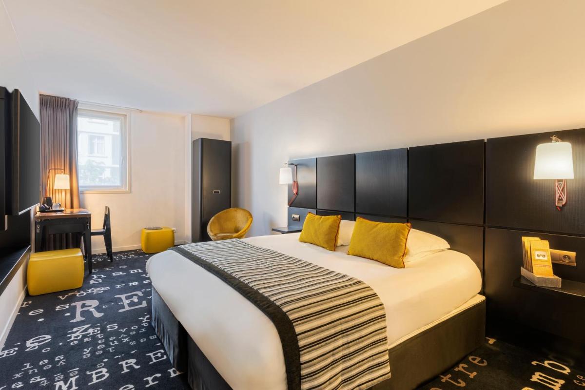 Cette chambre comprend un grand lit avec des oreillers jaunes. dans l'établissement Best Western Plus Thionville Centre, à Thionville
