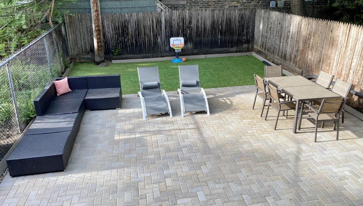 Lincoln Park Aparment with Backyard! - Housity
