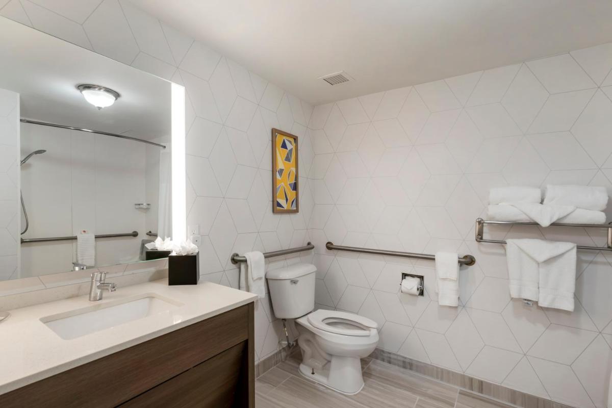 Comfort Inn & Suites Hampton near Coliseum - Housity