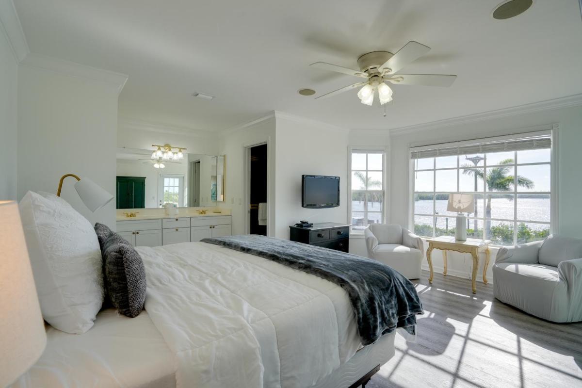 Bokeelia Island Oasis Waterfront, Private Dock! - Housity