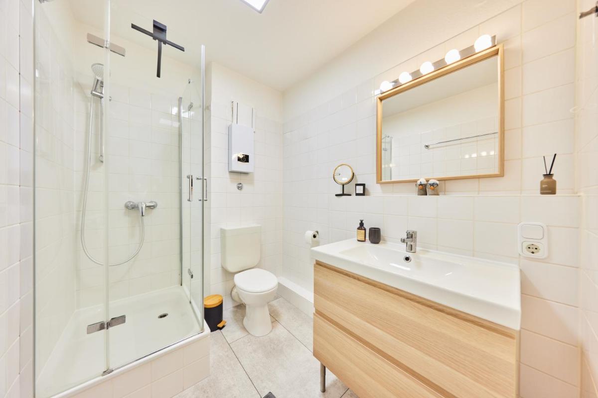 Suitetrails - STUDIO3 zentral und ruhig mit Parkplatz, 5 min z Bali-T und GOP, Boxspring, NETFLIX