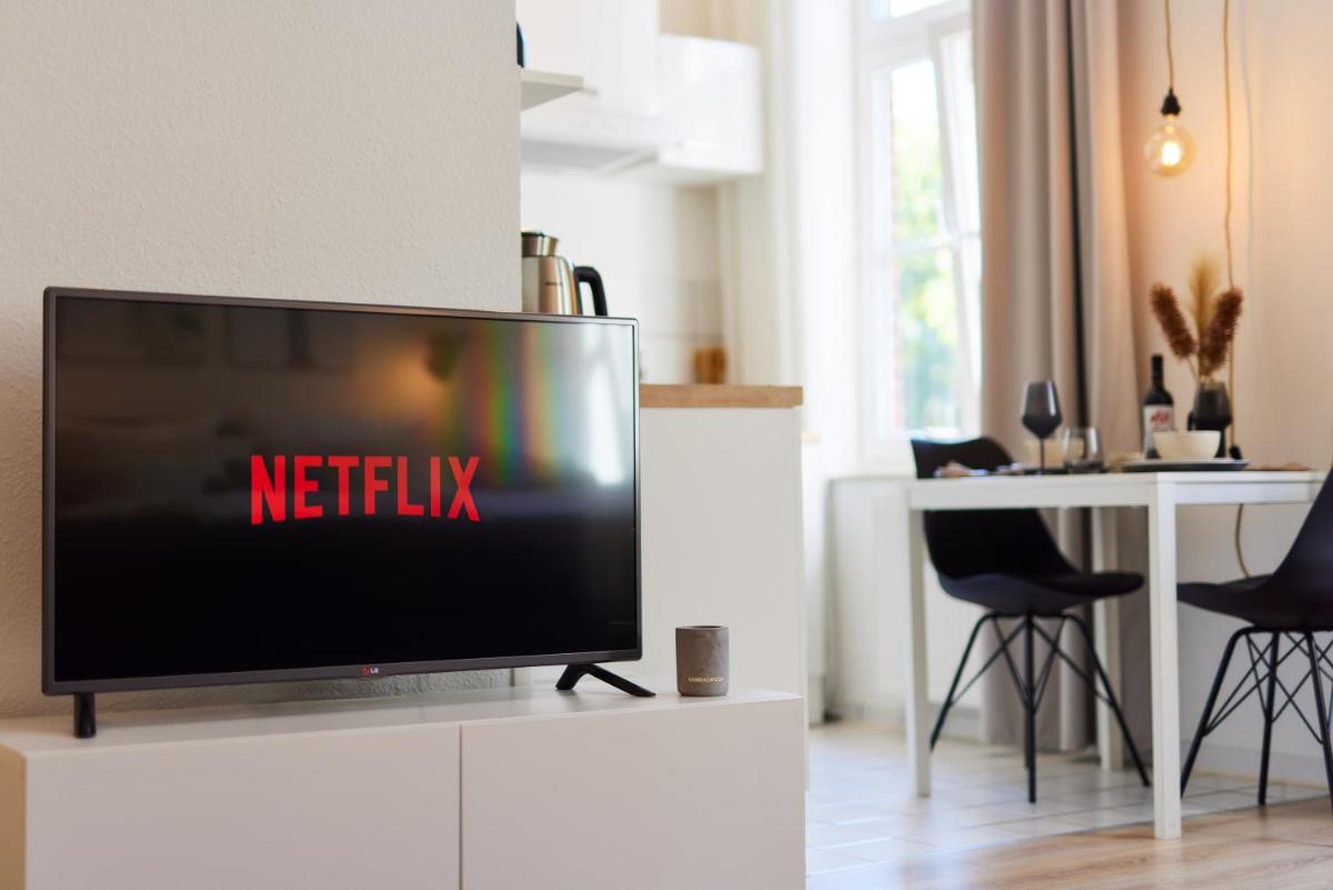 Suitetrails - STUDIO3 zentral und ruhig mit Parkplatz, 5 min z Bali-T und GOP, Boxspring, NETFLIX