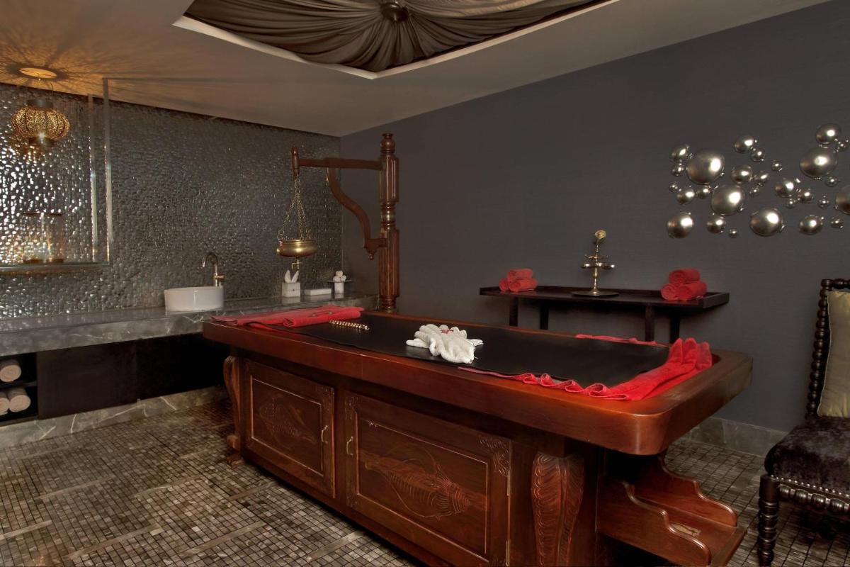 a bathroom with a tub in a room at ITC Windsor, a Luxury Collection Hotel, Bengaluru in Bengaluru a bathroom with a tub in a room at ITC Windsor, a Luxury Collection Hotel, Bengaluru in Bengaluru