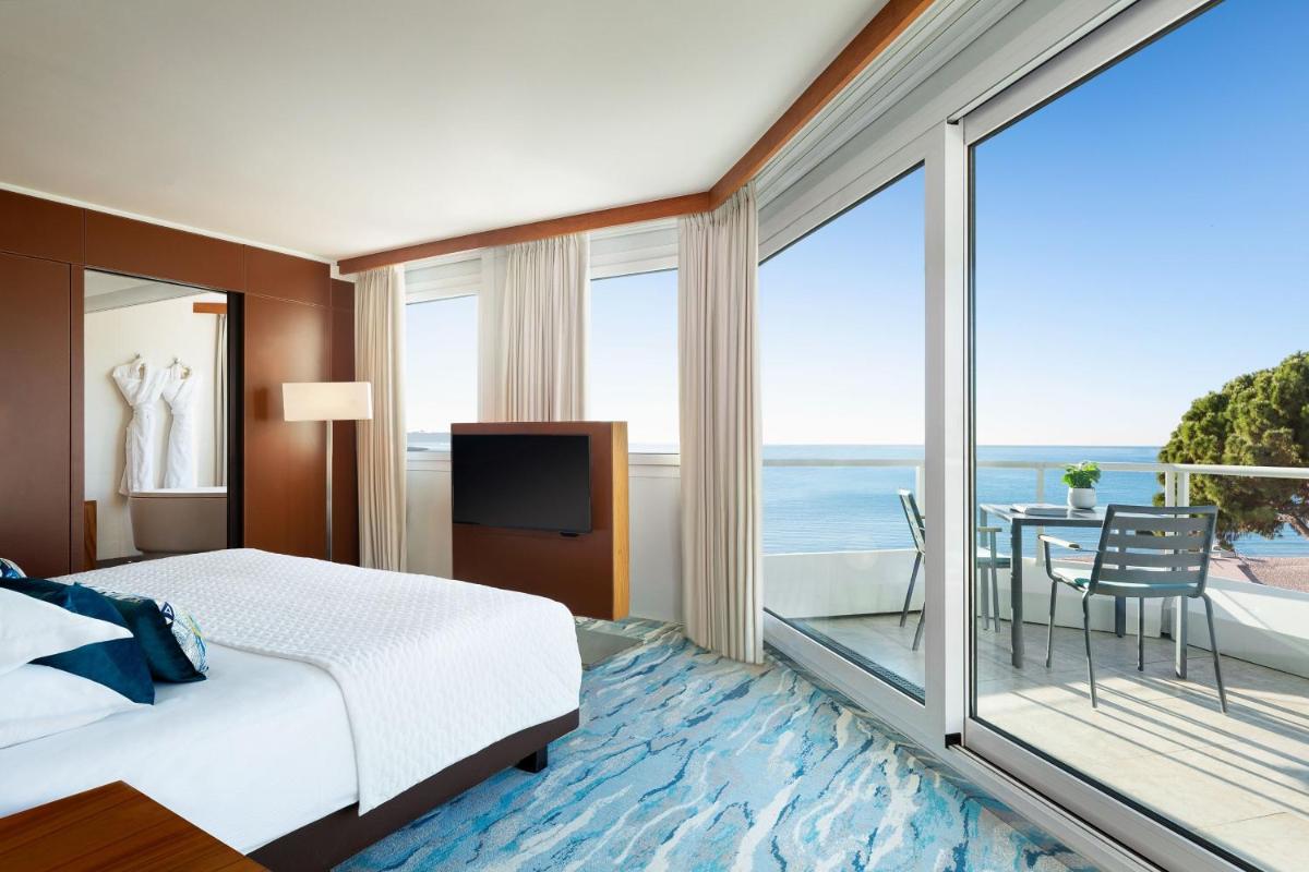 Un ou plusieurs lits dans un hébergement de l'établissement JW Marriott Cannes