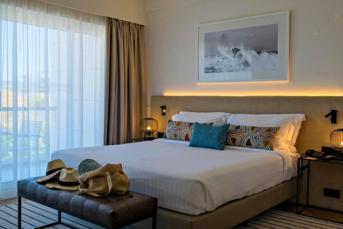 Uma cama ou camas num quarto em Crowne Plaza - Caparica Lisbon