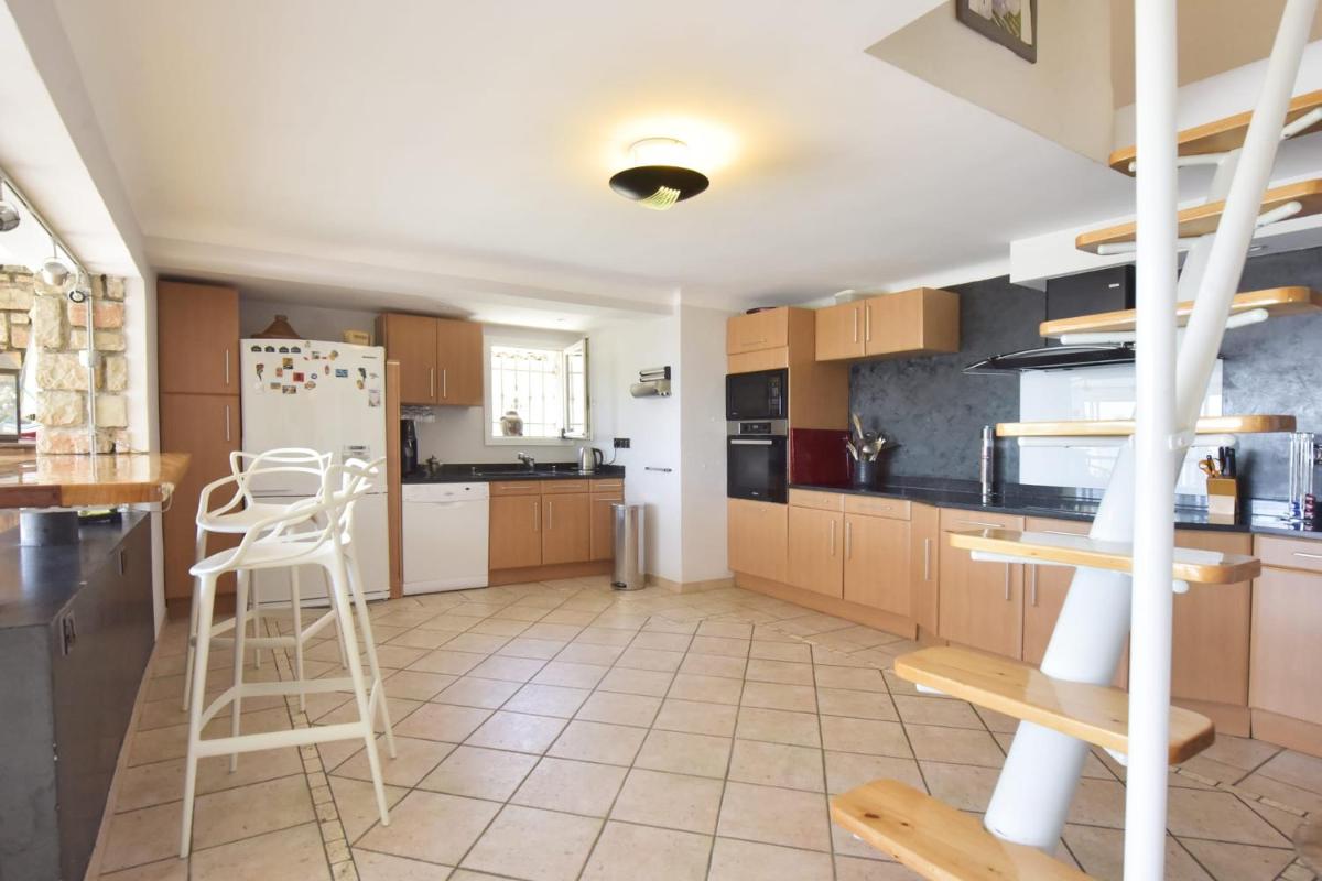 Family house with swimming pool & sea view - Housity