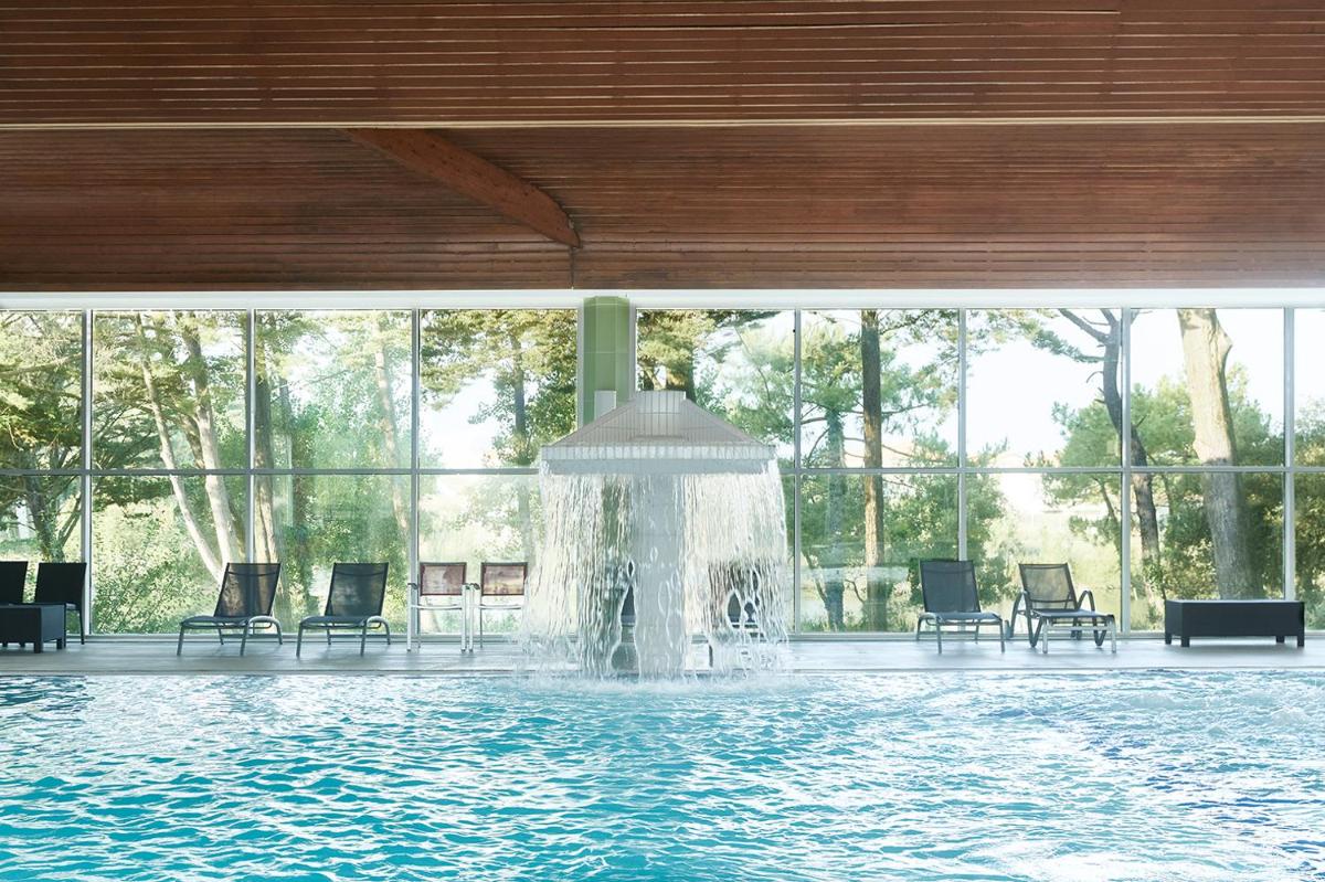 Piscine de l'établissement Hôtel Valdys Thalasso & Spa - les Pins ou située à proximité