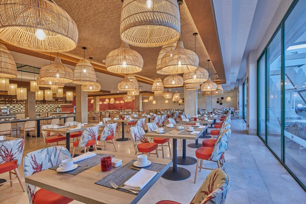Un restaurante o sitio para comer en Dreams Lanzarote Playa Dorada Resort & Spa