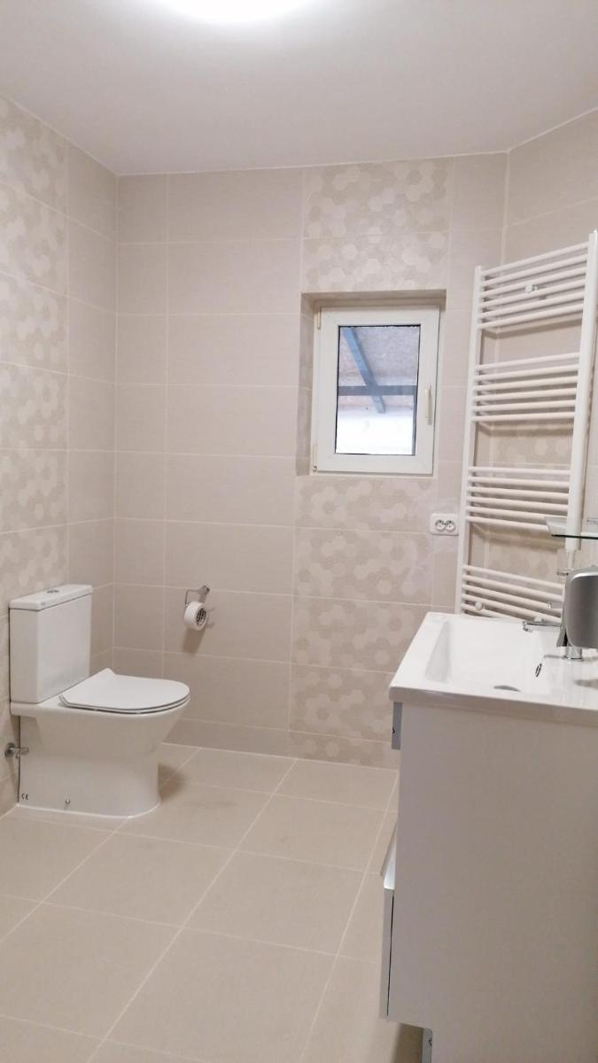 Curtea cu Prieteni - Housity