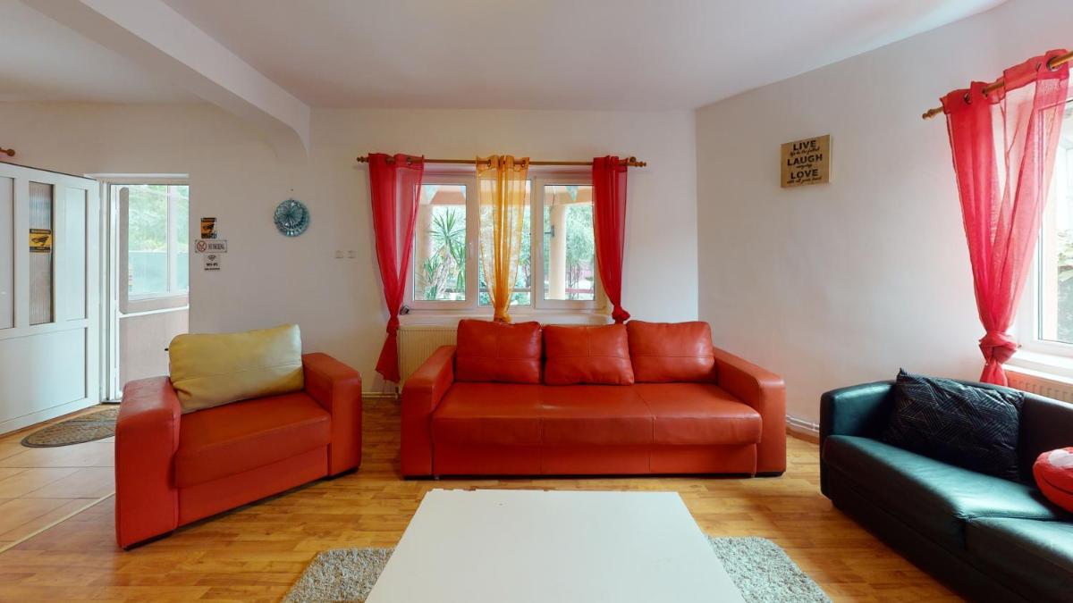 Curtea cu Prieteni - Housity