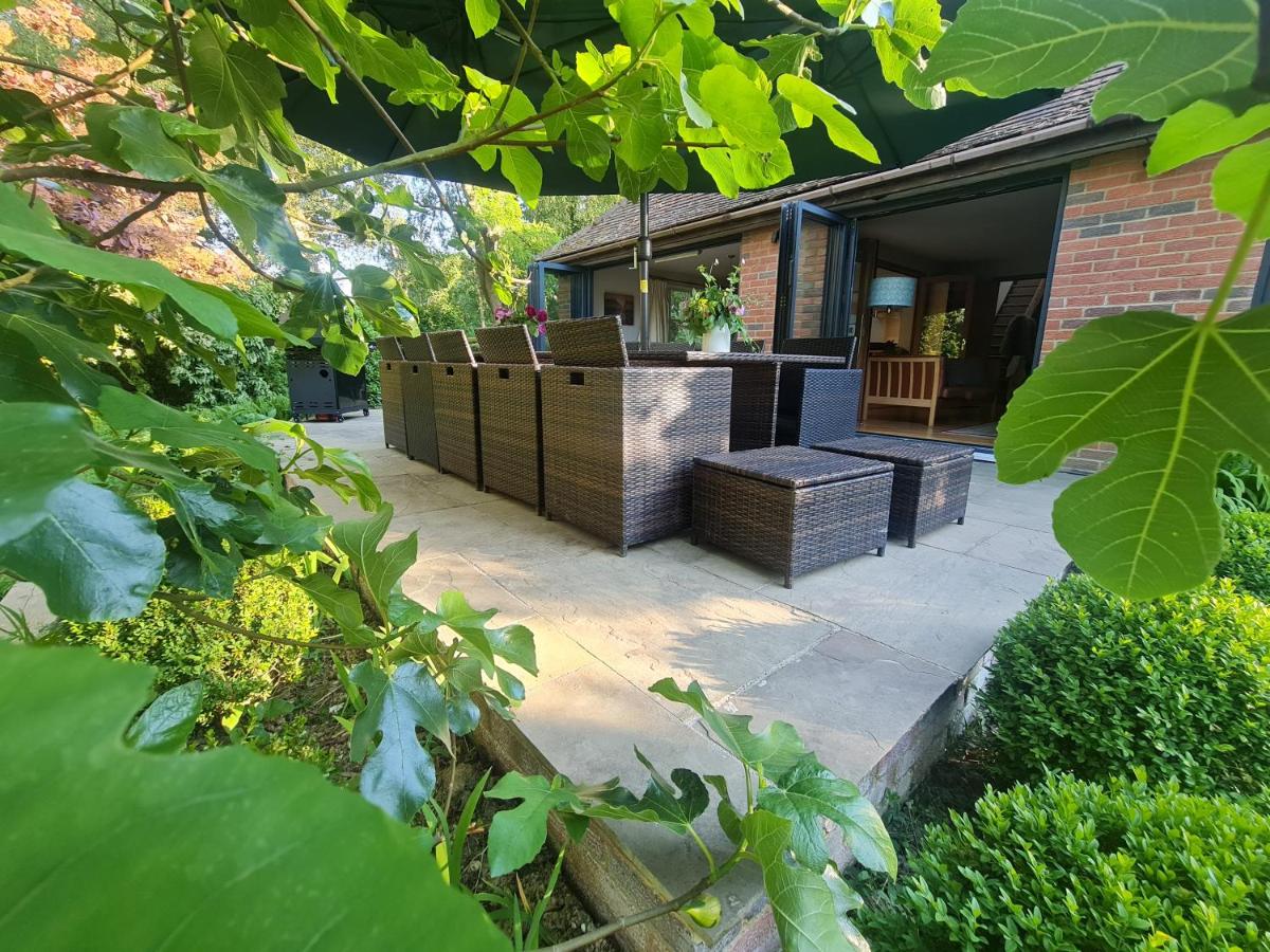 Modernised seven bedroom country house and garden with hot tub - Housity