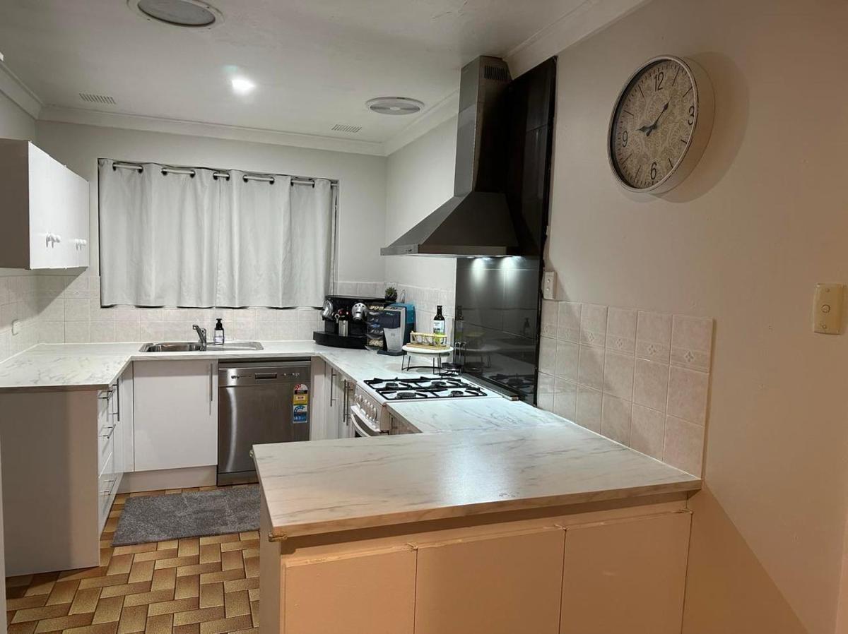 Cozy Inn - Housity