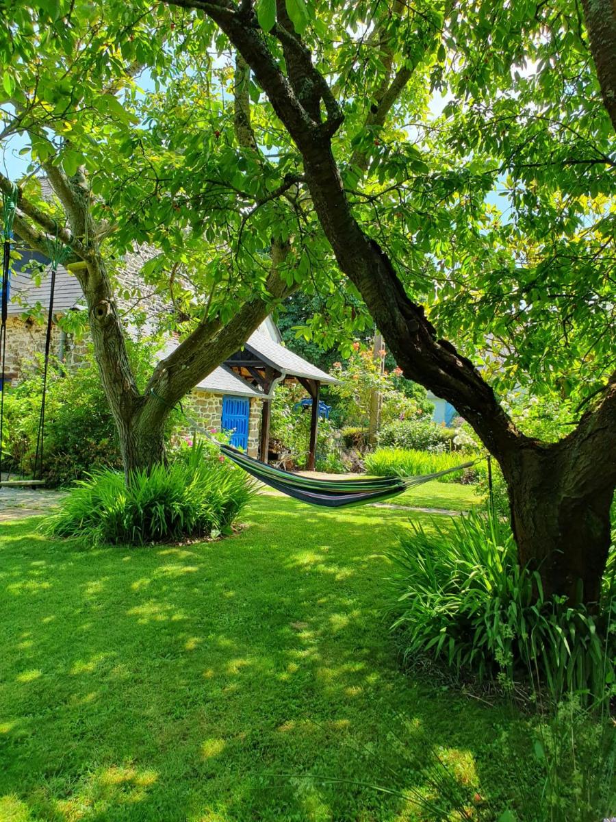 Maison en pierre dans son nid de verdure - Housity