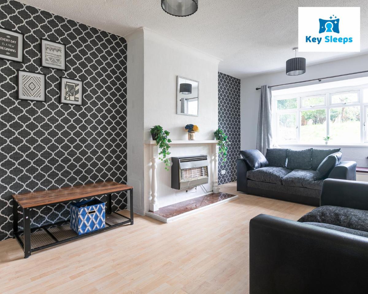Keysleeps - Stunning Bungalow & Contractors & Leisure & Private Parking & Garden - Pelsall - Housity