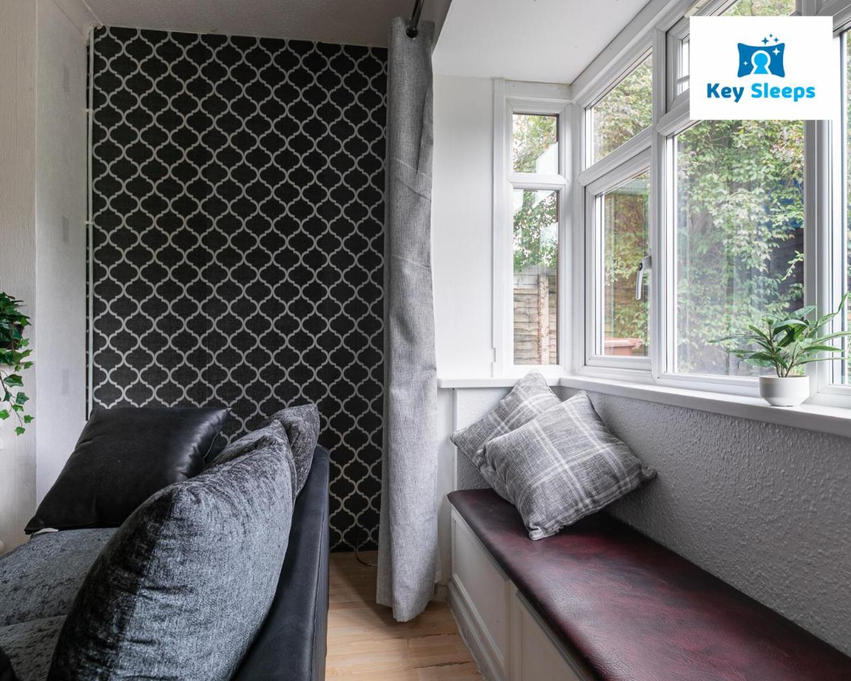 Keysleeps - Stunning Bungalow & Contractors & Leisure & Private Parking & Garden - Pelsall - Housity