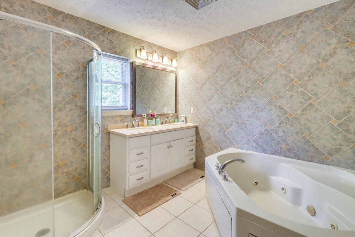Pennsylvania Escape with Hot Tub, Fire Pit and Deck! - Housity