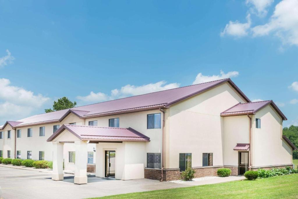 Super 8 by Wyndham Paris IL - Housity