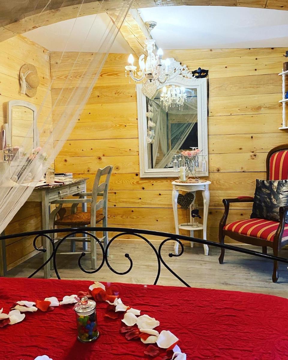 NUIT LUXE ET ROMANTISME AVEC JACUZZI DANS JARDIN CACHE - Housity