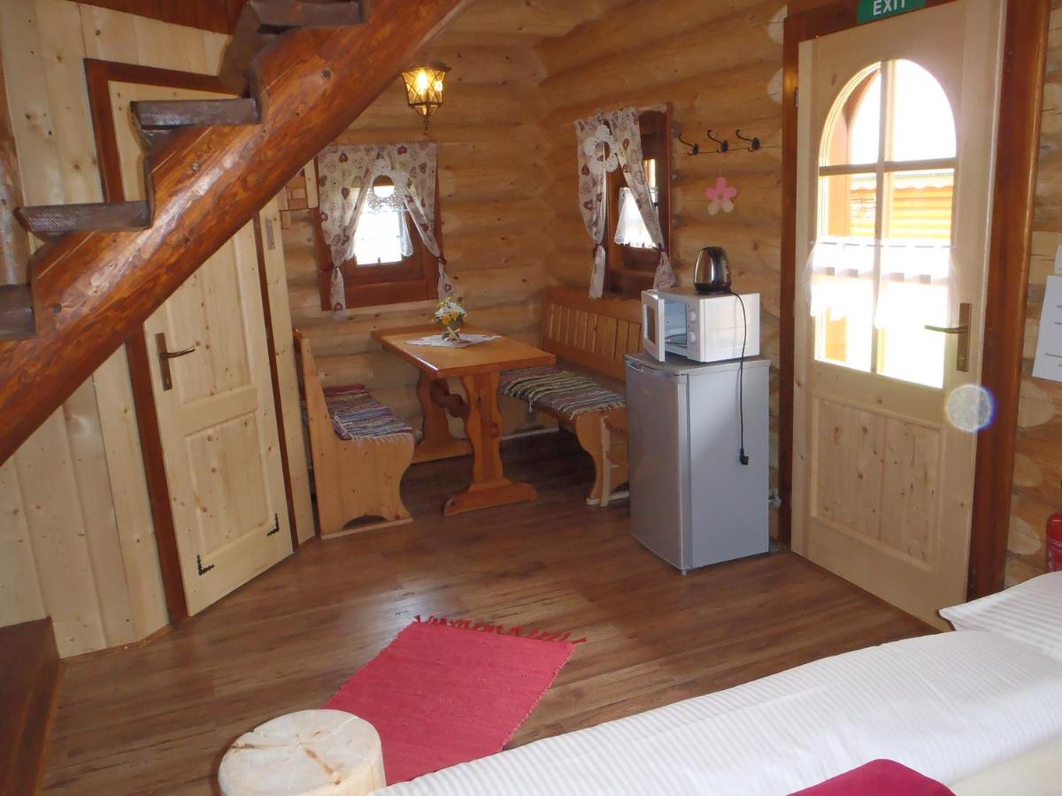 Ubytovanie Koliba Pacho - Zrub Jolanka - Housity