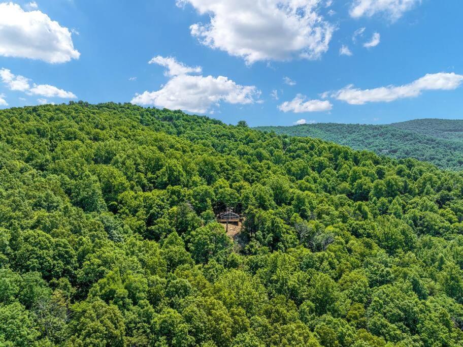 Forest Ridge Cabin - Hot Tub, Wi-Fi, National Park 15 Min, Fire Pit - Housity