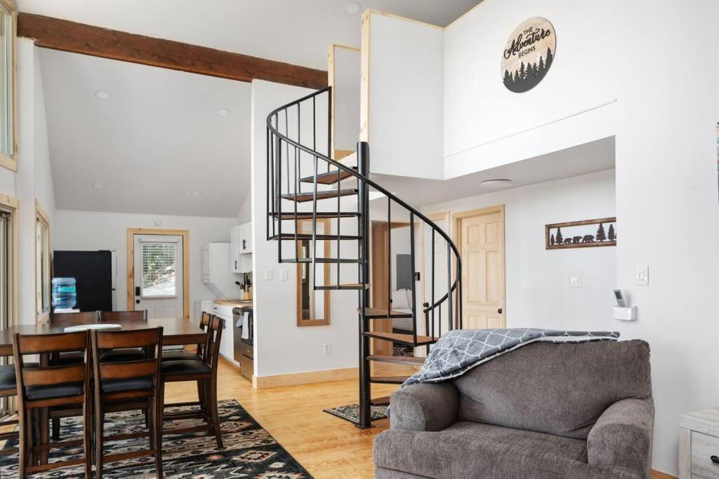 Forest Ridge Cabin - Hot Tub, Wi-Fi, National Park 15 Min, Fire Pit - Housity