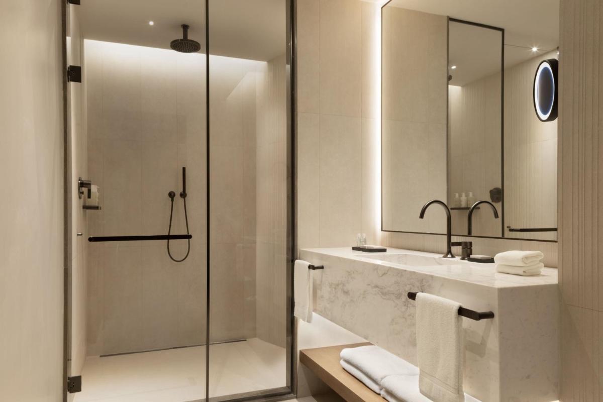Un baño de JW Marriott Hotel Madrid