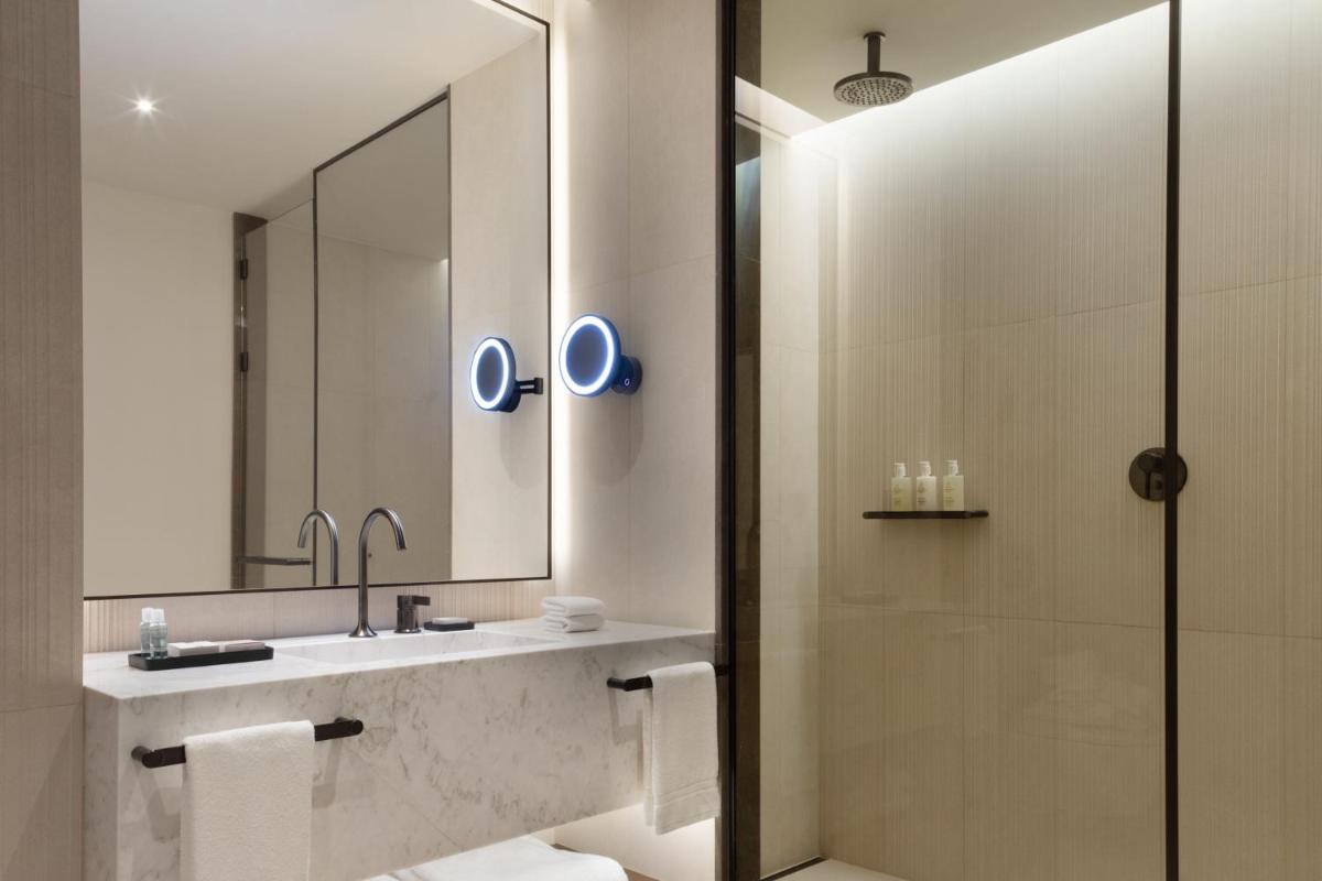 Un baño de JW Marriott Hotel Madrid