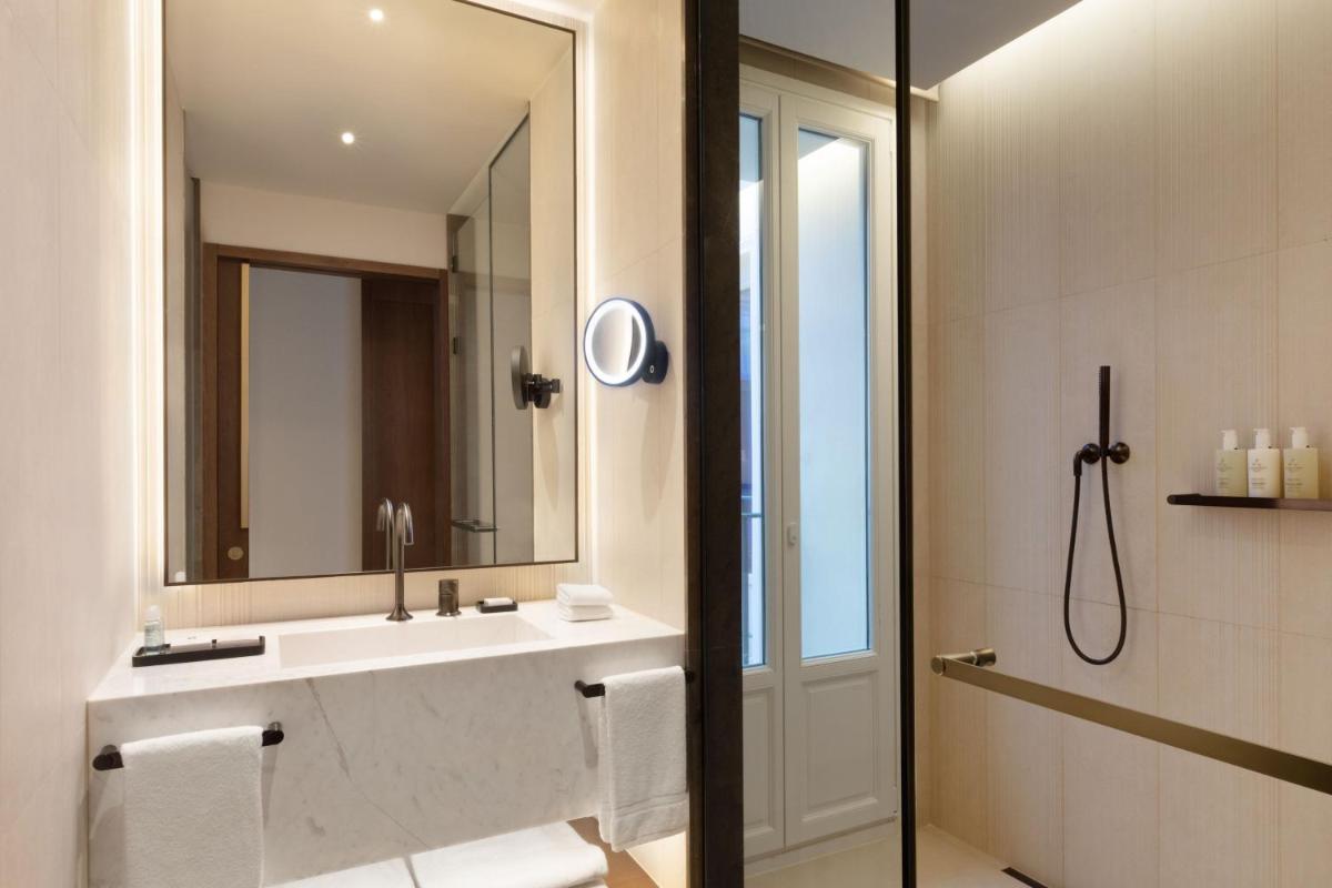 Un baño de JW Marriott Hotel Madrid