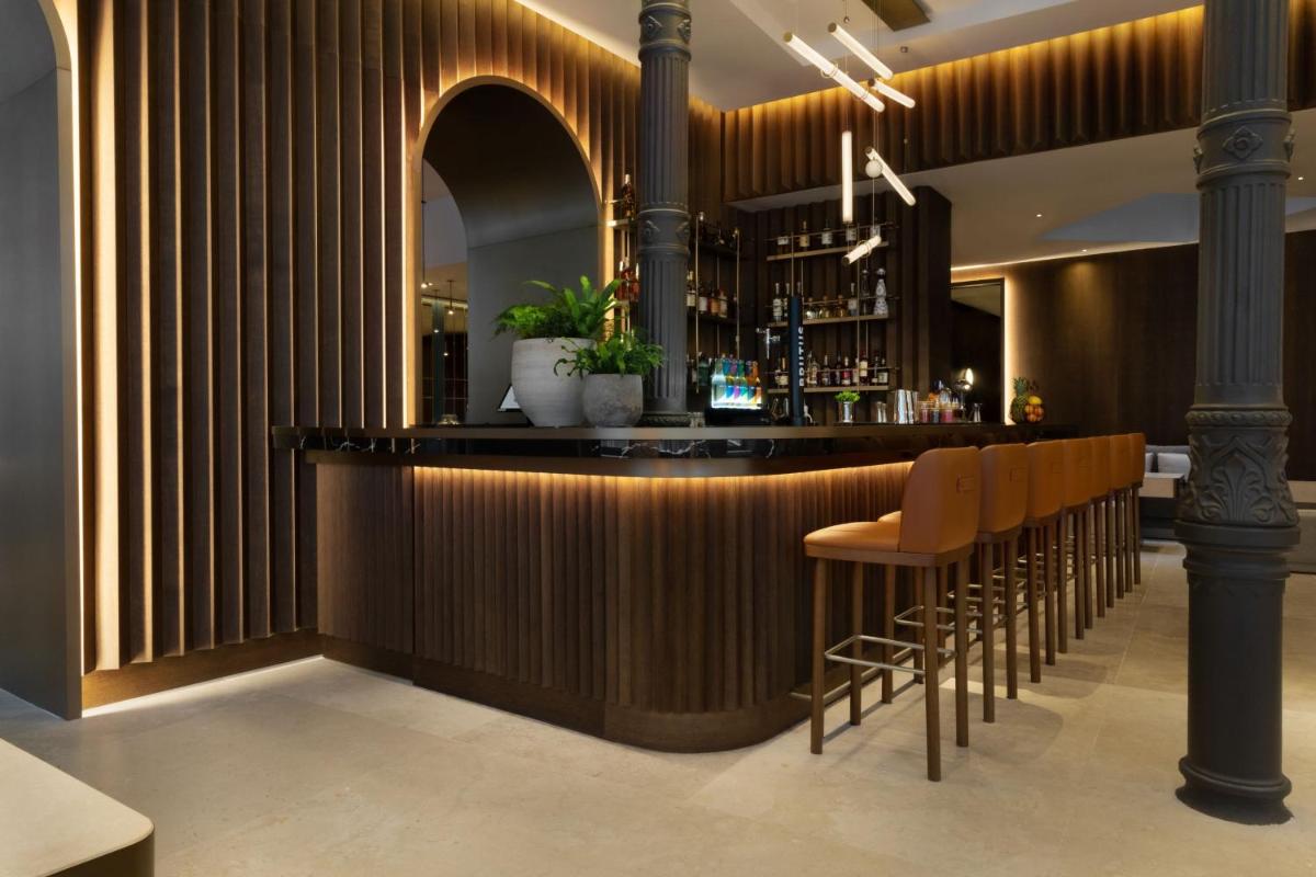 El salón o zona de bar de JW Marriott Hotel Madrid