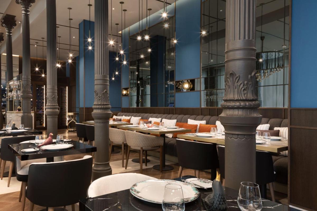 Un restaurante o sitio para comer en JW Marriott Hotel Madrid
